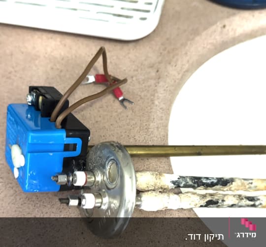רכיב חשמלי של דוד שמש עם חוטים מחוברים